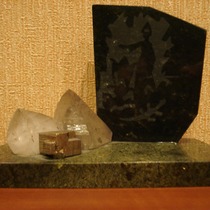 Пресс-папье "Хозяйка Медной горы"из подборки уральских минералов.