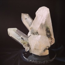Друза кристаллов - Кварц (Горный хрусталь) с Хлоритом. 100*50*94мм, 302гр..