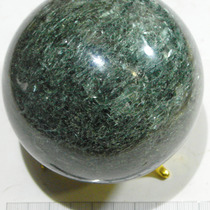 №839 Шар из клинохлора, м-е Анрахай, Казахстан, диаметр87мм, 1,05кг.