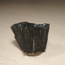 Расщепленный кристалл турмалина 