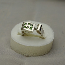 Серебренное кольцо с цаворитами .