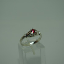 Серебренное кольцо с природным рубином 