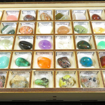 Коллекция галтованных и необработанных минералов в пенале на 40 ячеек