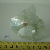 сросток кристаллов датолита с кварцем по центру