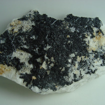 Кристаллы черного турмалина (шерла) на мраморе