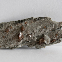 Двойниковые кристаллы титанита (сфена), кальцит на хлоритовом сланце