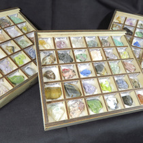 Коллекция необработанных минералов в пенале 30 ячеек "Начинающему геологу"