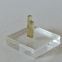 Гелиодор, сросток прозрачных кристаллов с головками