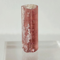 Розовый турмалин, полупрозрачный кристалл с цельной головой