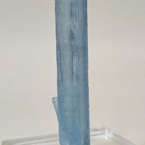 Аквамарин, полупрозрачный кристалл синего цвета