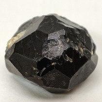 Черная шпинель (плеонаст), кристалл